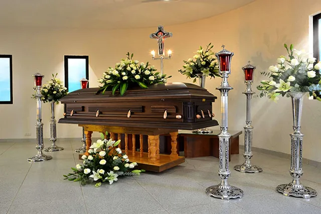 Ilustración de una urna, un ataúd y una sala de velación, mostrando los servicios funerarios integrales cubiertos por el seguro.