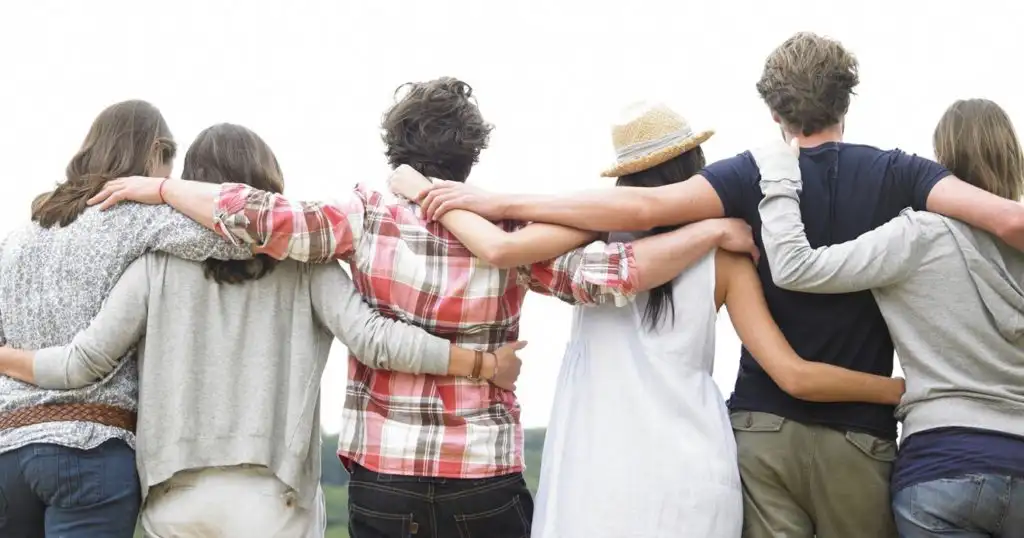 Familia abrazándose con calma, mostrando tranquilidad y apoyo mutuo. Servicios Web Empresariales ofrece un seguro funerario accesible para familias mexicanas.
