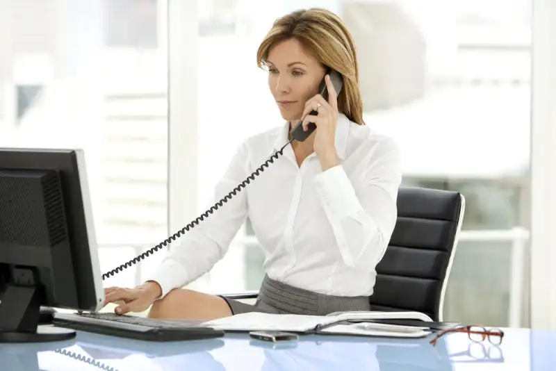 Mujer contestando a cliente que quiere hacer valido su seguro