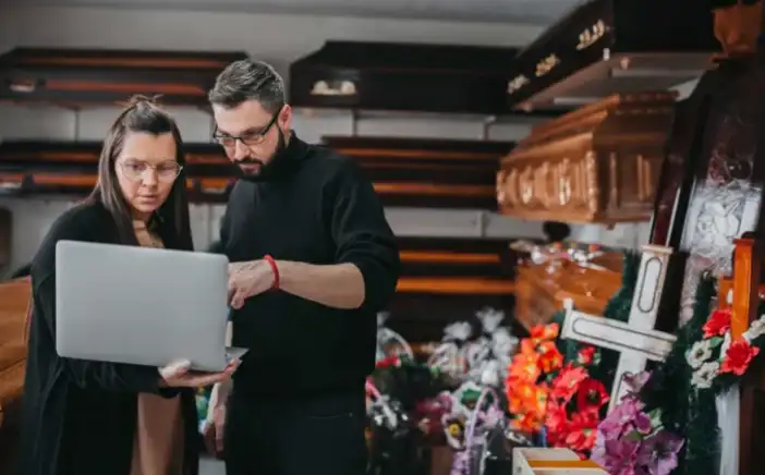 Mujer Haciendo tramites al cliente de su seguro funerario